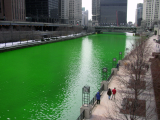 1920px-Chicago_River_dyed_green _focus_on_river